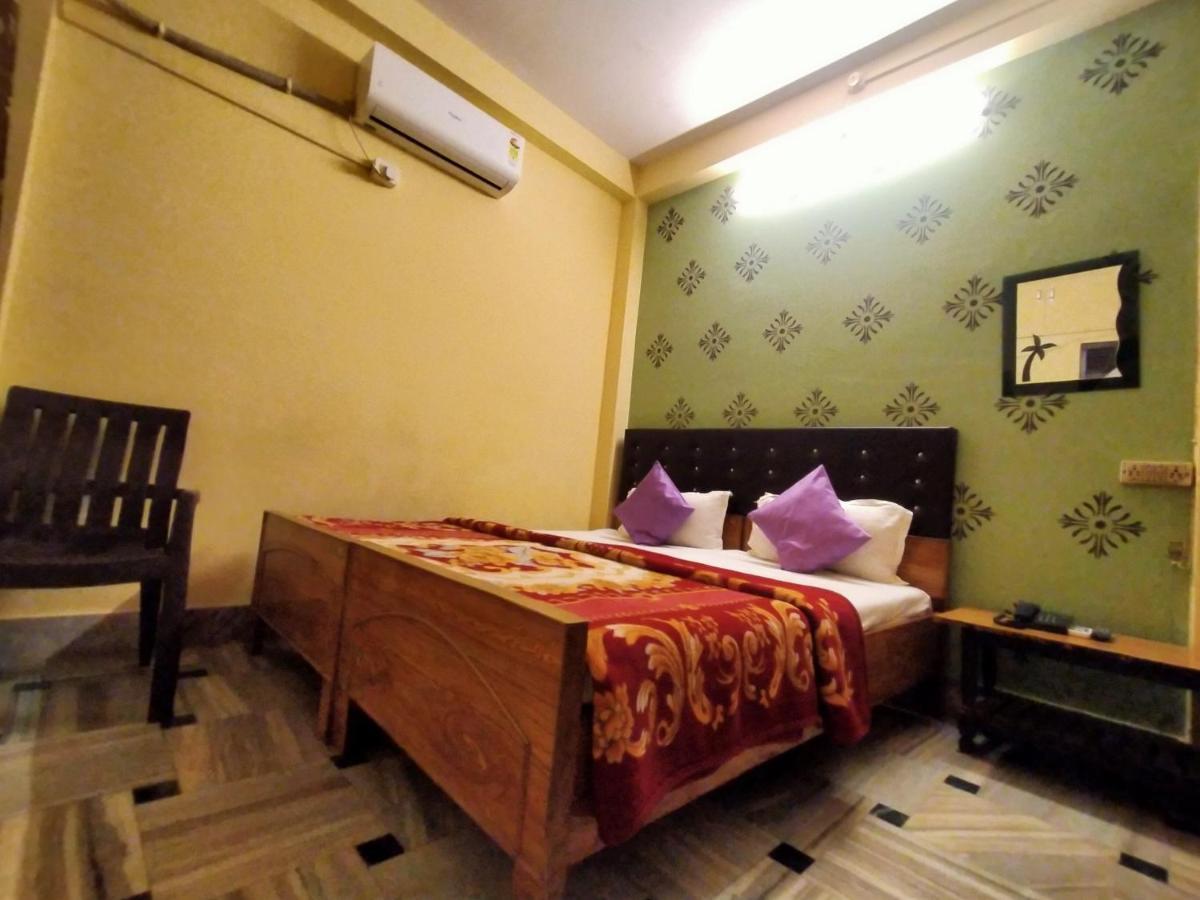Hotel Aakash Ganga Varanasi Bagian luar foto